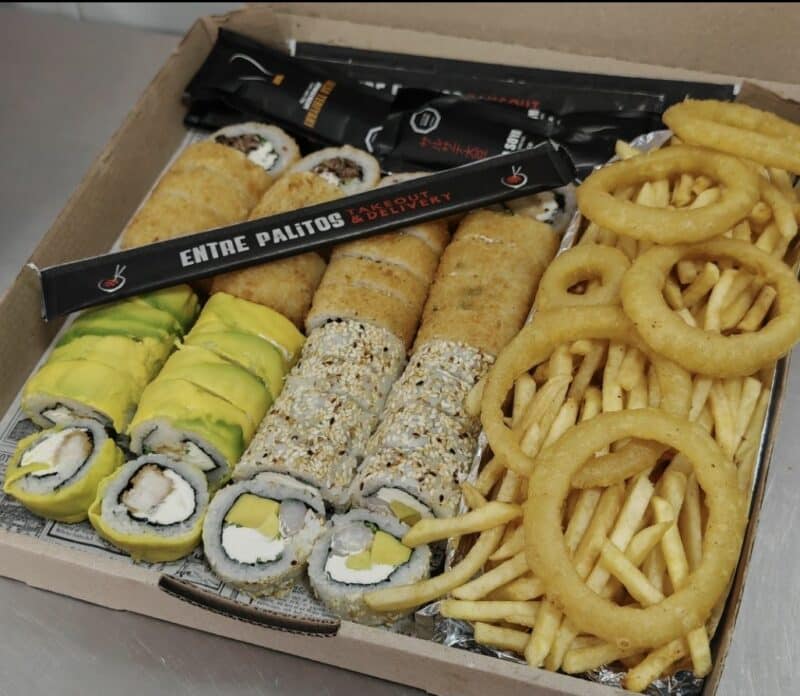 40 PIEZAS + PAPAS + AROS DE CEBOLLA - PROMO SUSHI BOX